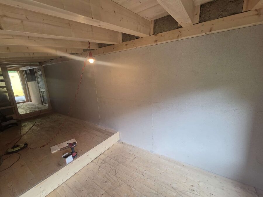 Neue Balkendecke, Wand frisch verputzt